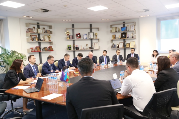 reqemsal-inkisaf-ve-neqliyyat-naziri-cenab-resad-nebiyev-azercell-ile-gorus-kecirib